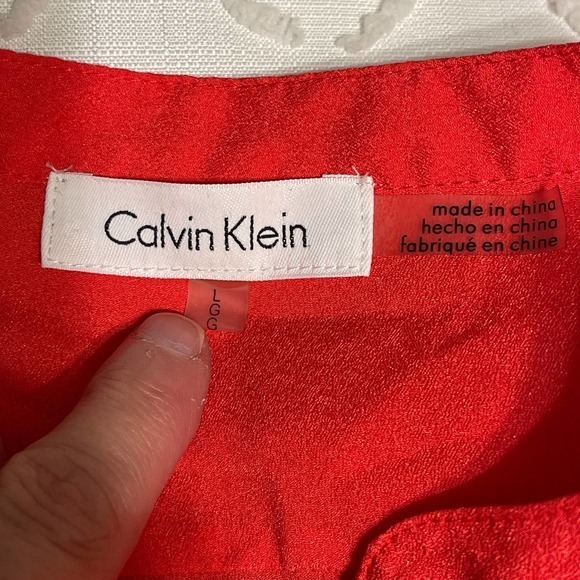 Calvin Klein Red Blouse Gold Buttons Tab Sleeves Large Pre-Owned - Picture 5 of 9